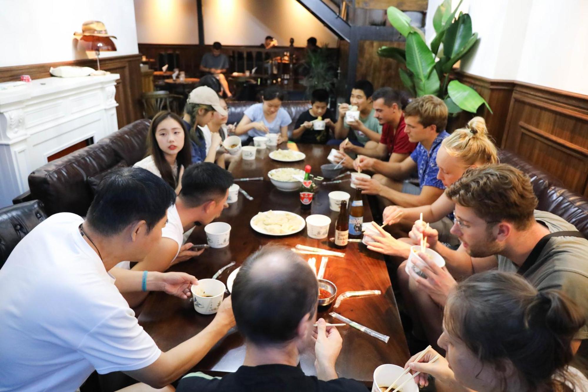 Sonderia Lazybones Hostel- Wenshu Temple Side, Chill Hostel With All-Day Brunch, Travel Agency In English & Local Bar Vibes Chengdu Esterno foto
