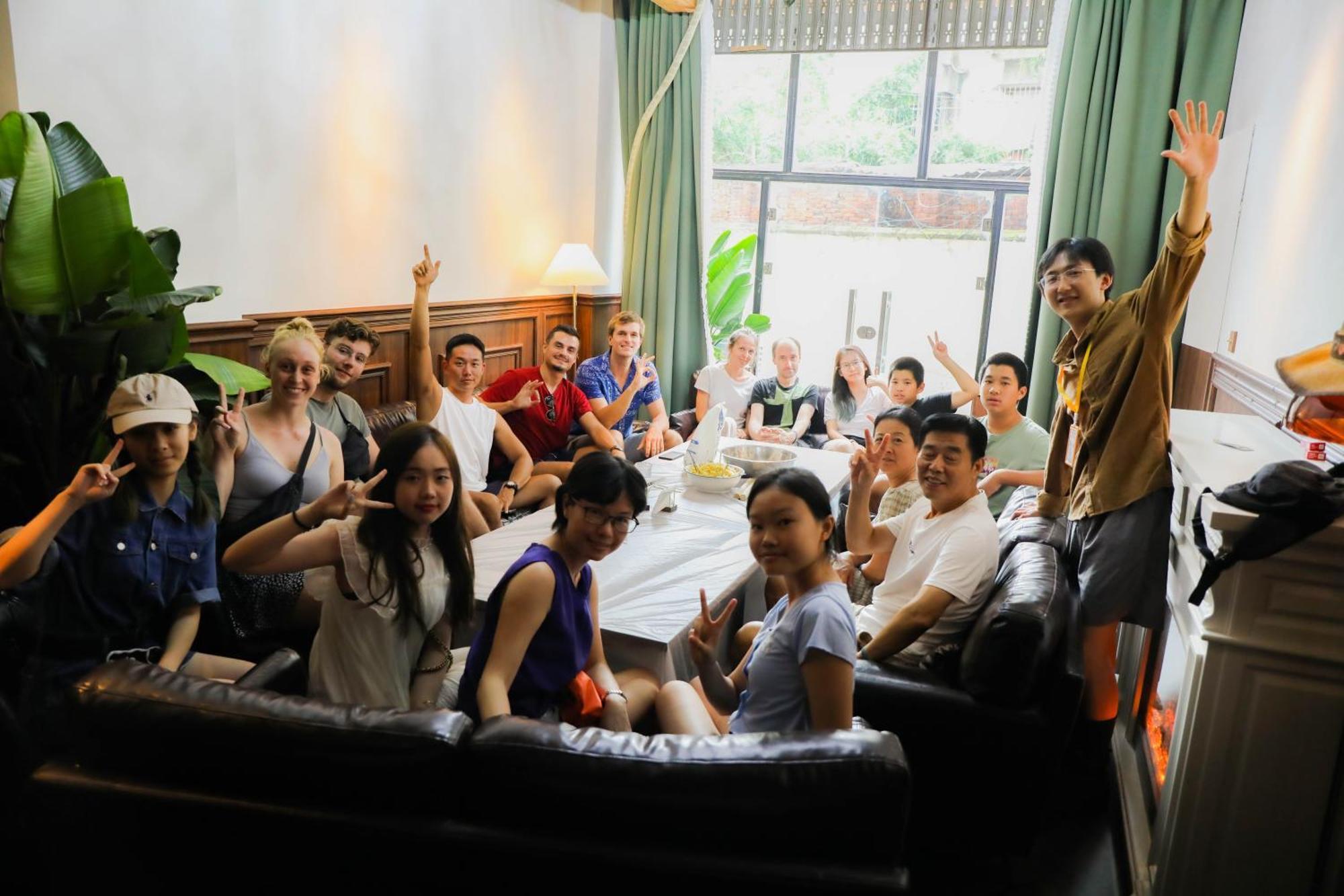 Sonderia Lazybones Hostel- Wenshu Temple Side, Chill Hostel With All-Day Brunch, Travel Agency In English & Local Bar Vibes Chengdu Esterno foto