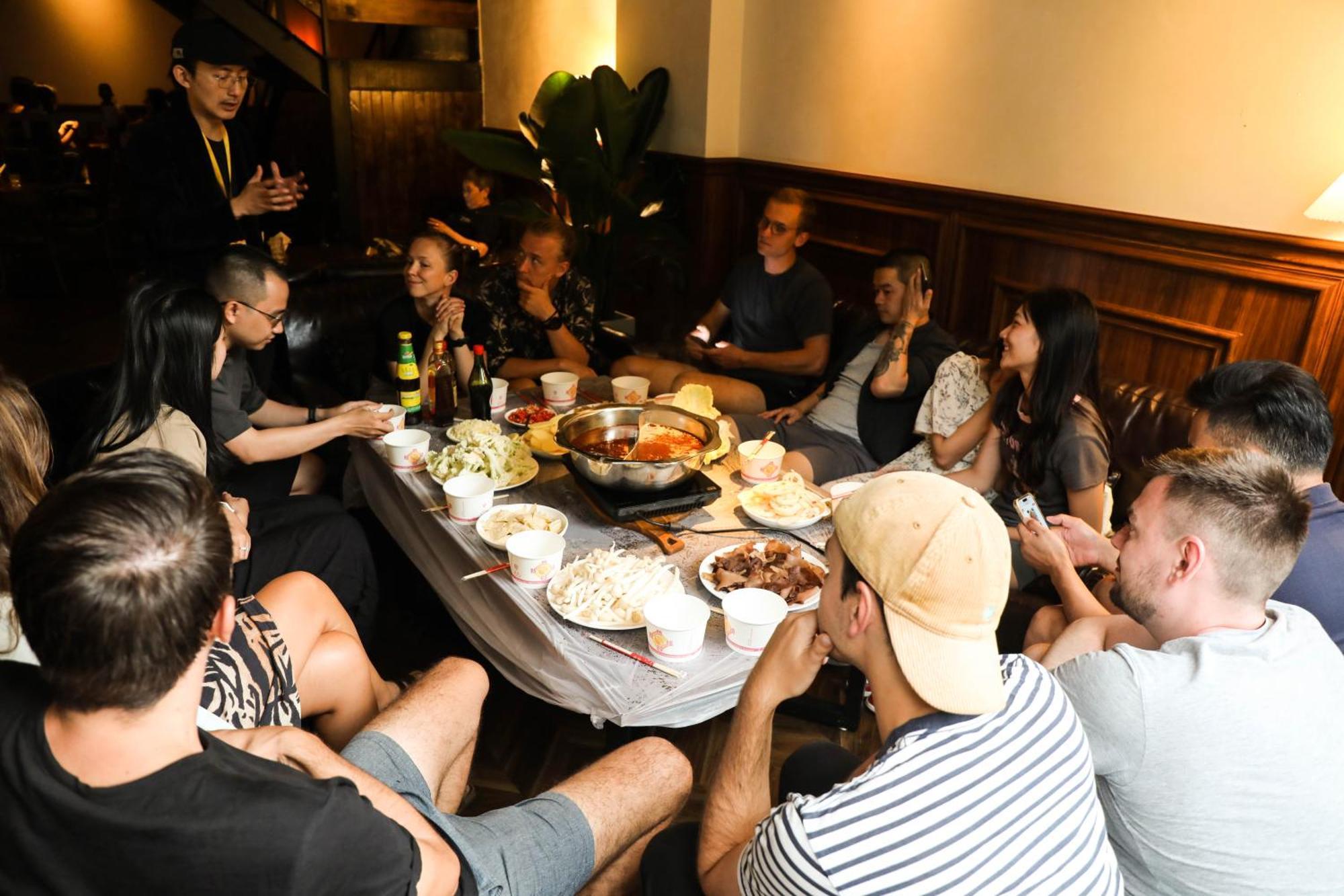 Sonderia Lazybones Hostel- Wenshu Temple Side, Chill Hostel With All-Day Brunch, Travel Agency In English & Local Bar Vibes Chengdu Esterno foto