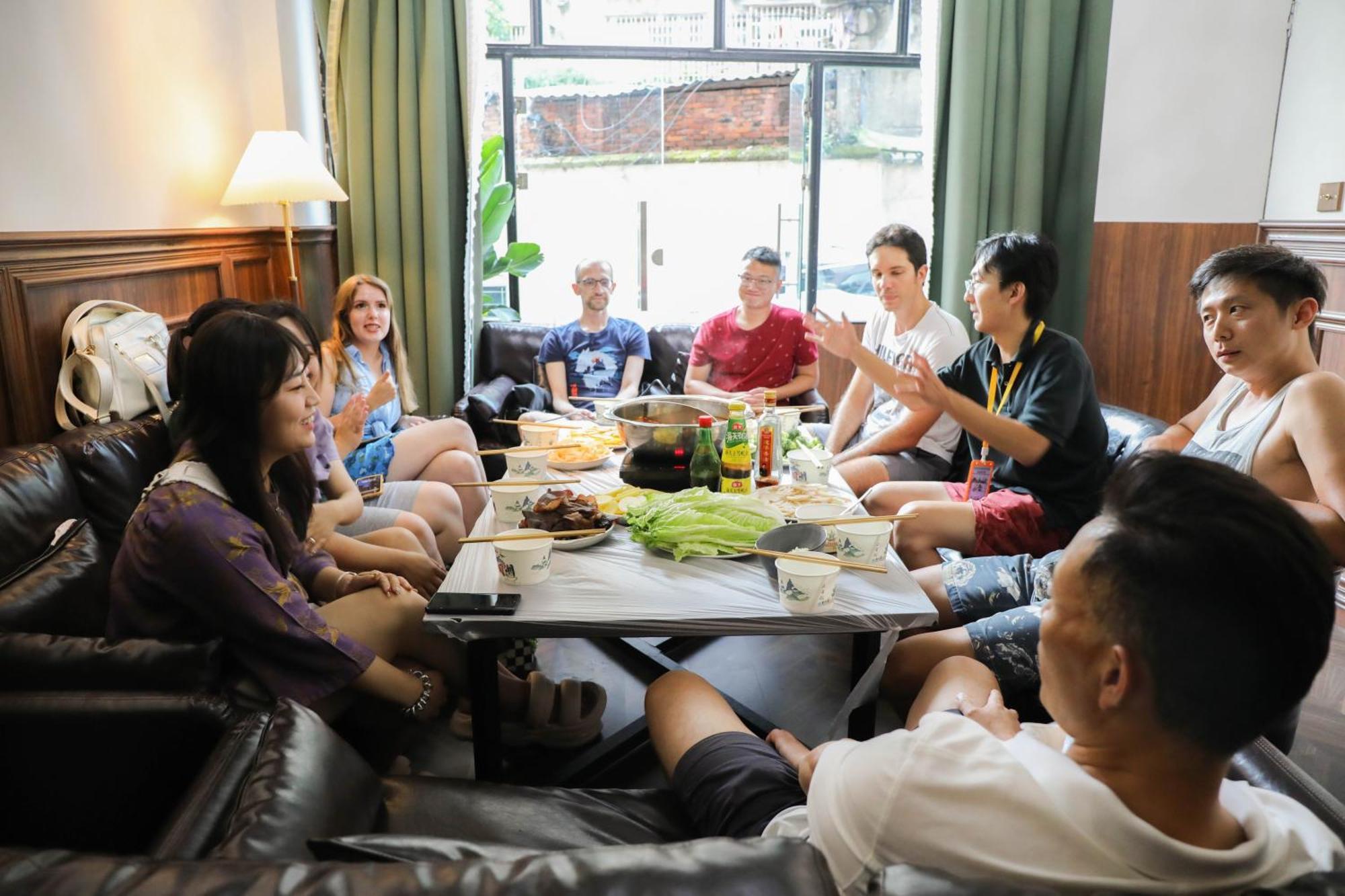 Sonderia Lazybones Hostel- Wenshu Temple Side, Chill Hostel With All-Day Brunch, Travel Agency In English & Local Bar Vibes Chengdu Esterno foto