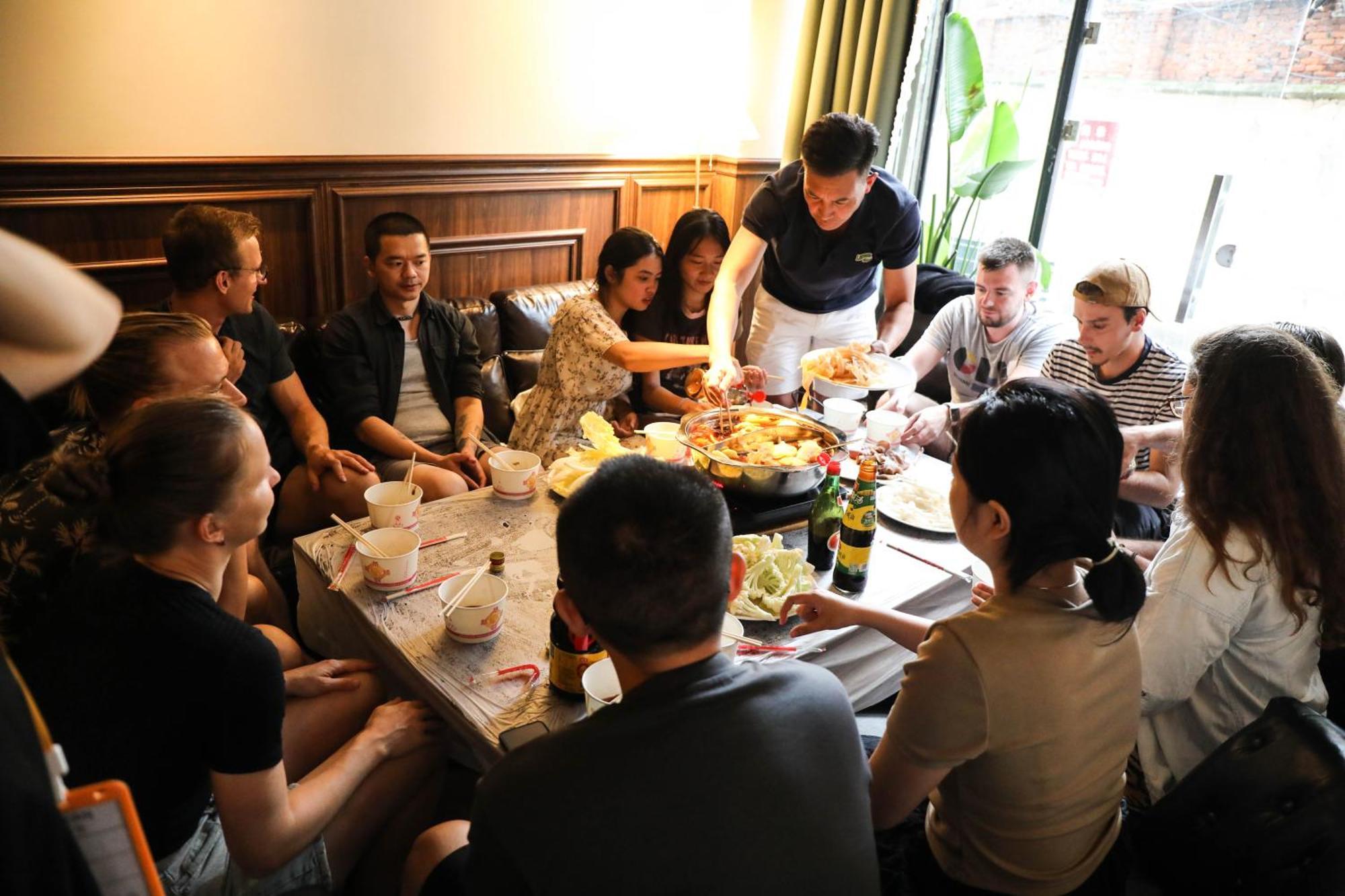 Sonderia Lazybones Hostel- Wenshu Temple Side, Chill Hostel With All-Day Brunch, Travel Agency In English & Local Bar Vibes Chengdu Esterno foto