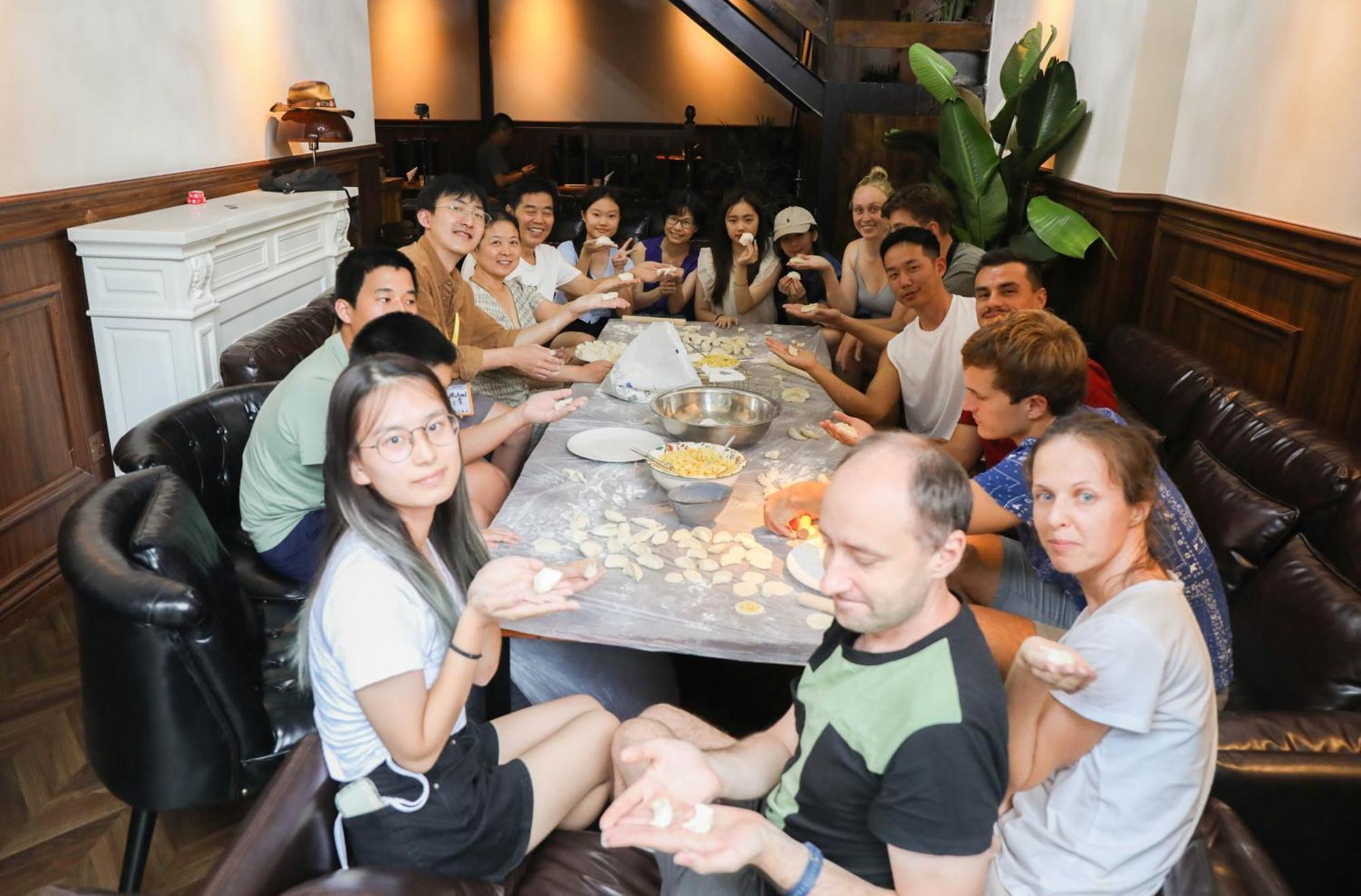 Sonderia Lazybones Hostel- Wenshu Temple Side, Chill Hostel With All-Day Brunch, Travel Agency In English & Local Bar Vibes Chengdu Esterno foto