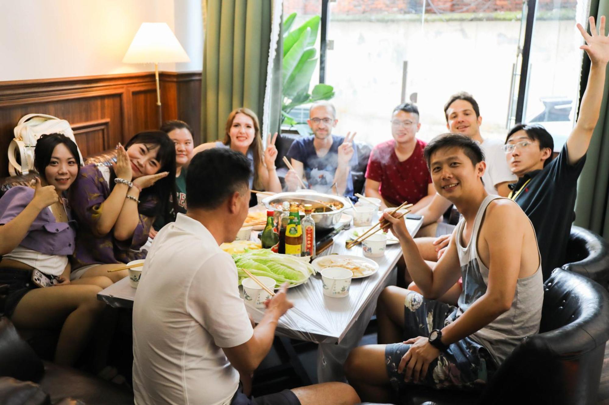 Sonderia Lazybones Hostel- Wenshu Temple Side, Chill Hostel With All-Day Brunch, Travel Agency In English & Local Bar Vibes Chengdu Esterno foto