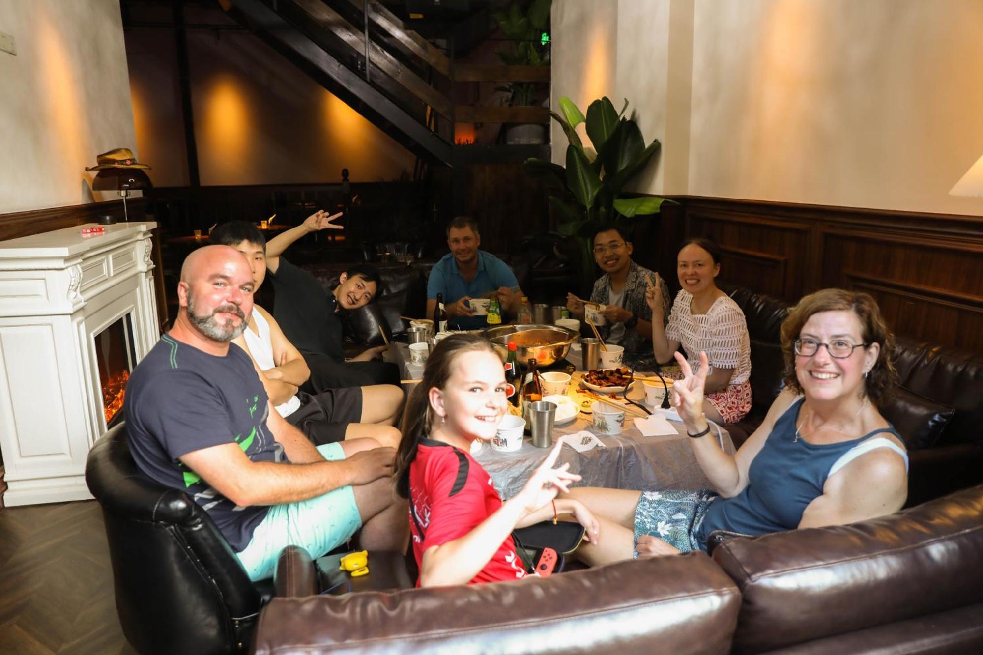 Sonderia Lazybones Hostel- Wenshu Temple Side, Chill Hostel With All-Day Brunch, Travel Agency In English & Local Bar Vibes Chengdu Esterno foto