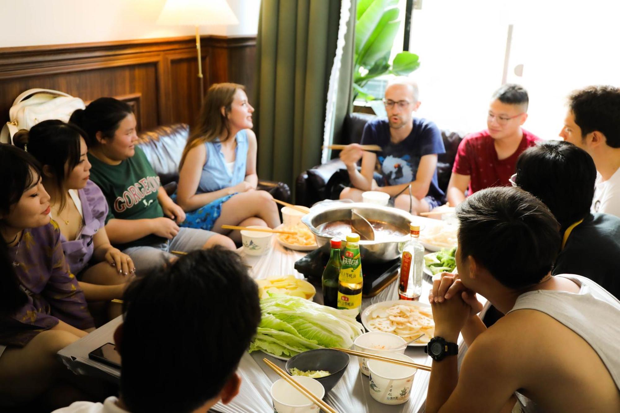 Sonderia Lazybones Hostel- Wenshu Temple Side, Chill Hostel With All-Day Brunch, Travel Agency In English & Local Bar Vibes Chengdu Esterno foto