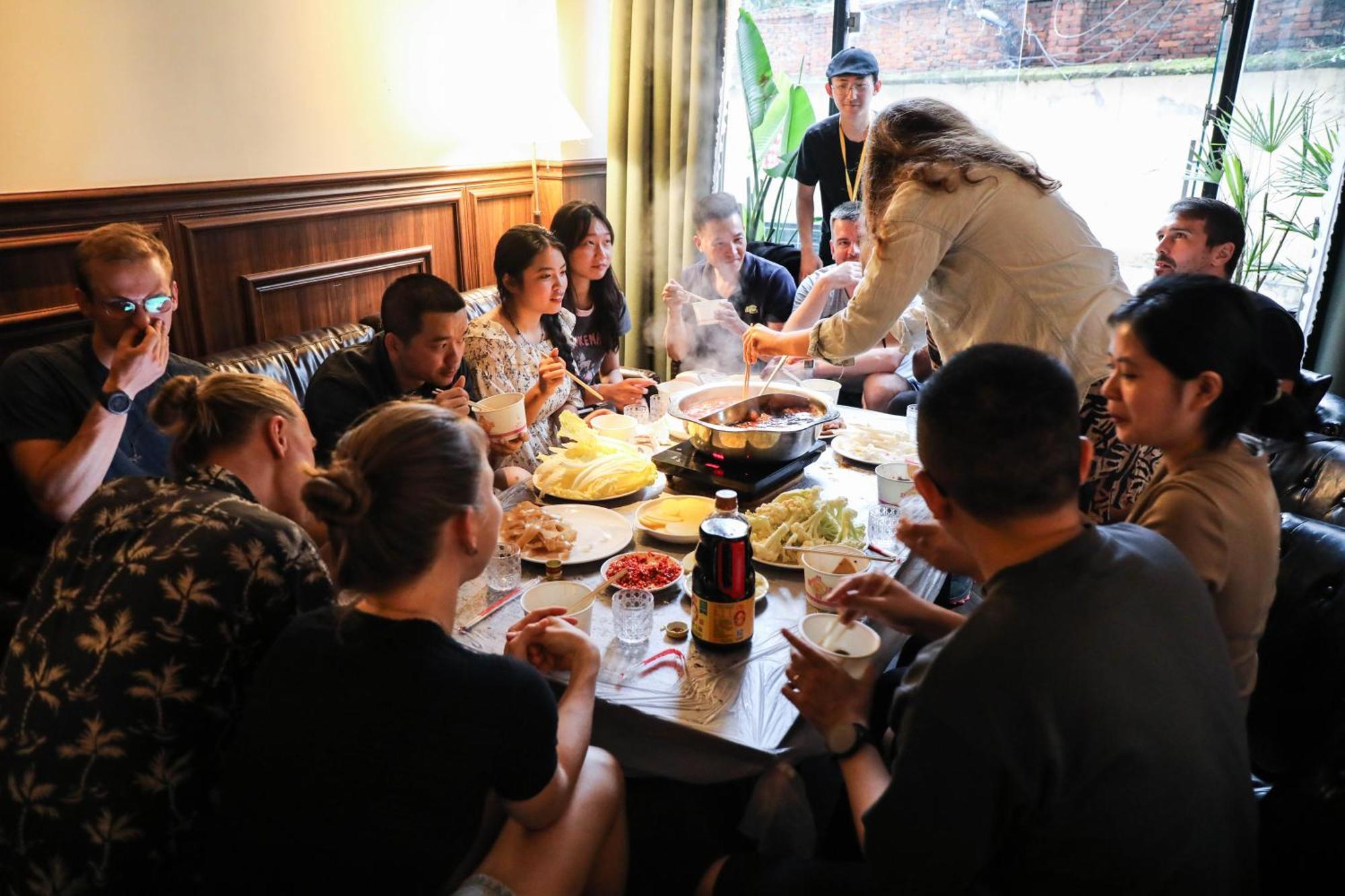 Sonderia Lazybones Hostel- Wenshu Temple Side, Chill Hostel With All-Day Brunch, Travel Agency In English & Local Bar Vibes Chengdu Esterno foto